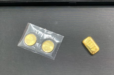 06/10　貴金属　K24　インゴット50ｇ 　Ｋ24   メープルリーフコイン2枚 　お買い取りさせていただきました。　藤岡店
